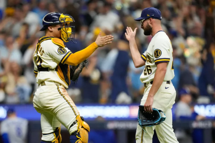 Contreras delivers and Milwaukee's bullpen shines as the Brewers top the Dodgers 7-4 in NLCS Game 2
